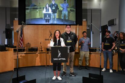 Fran Drescher y Duncan Crabtree-Ireland, los principales directivos del sindicato de actores SAG-AFTRA, durante la rueda de prensa en la que anunciaron una huelga, el 13 de julio en sus oficinas de Los Ángeles, en California.