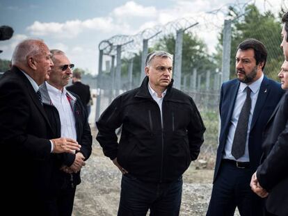 Orbán (centro) y Salvini (con corbata), este jueves en la frontera serbohúngara.