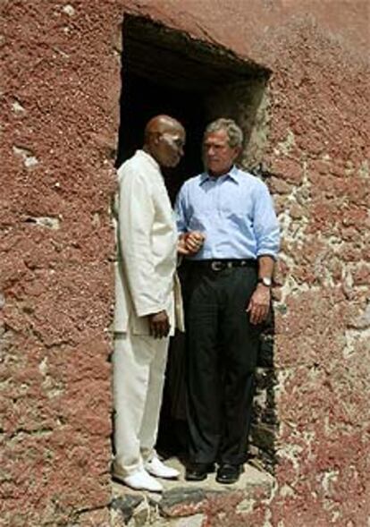 George W. Bush, junto a Abdoulaye Wade, presidente de Senegal, en la puerta por la que los esclavos salían para no regresar jamás.