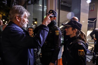 El abogado de uno de los puestos afectados trata de acceder al interior del mercado, este lunes, en el barrio de Salamanca.