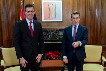 MADRID, 22/12/2023.- El presidente del Gobierno, Pedro Sánchez (i) y el líder del PP, Alberto Núñez Feijóo (d) durante su encuentro este viernes en el Congreso de los Diputados en Madrid. EFE/ Chema Moya
