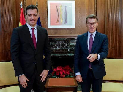 MADRID, 22/12/2023.- El presidente del Gobierno, Pedro Sánchez (i) y el líder del PP, Alberto Núñez Feijóo (d) durante su encuentro este viernes en el Congreso de los Diputados en Madrid. EFE/ Chema Moya
