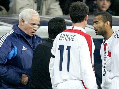 Luis, junto al árbitro y los jugadores Bridge, Beckham y Ashley Cole en el España-Inglaterra.