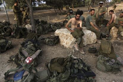 Soldados israelíes descansan en la frontera israelí, tras la orden de retirada total de tropas terrestres de la Franja de Gaza.