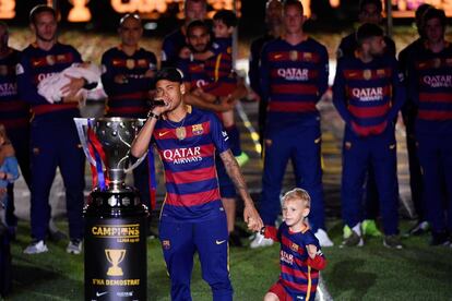 El jugador Neymar celebra el doblete (Liga y Copa del Rey) conseguido por el Fútbol Club Barcelona en la temporada 2015-2016.