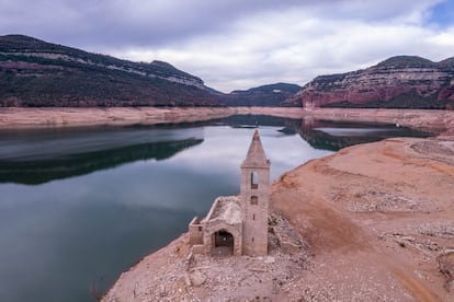 Fotografía aérea tomada por un dron que sobrevuela las antiguas ruinas de la iglesia del embalse de Sau, que ha emergido debido a la grave sequía que sufre la región de Cataluña y los niveles más bajos de la reserva de agua.