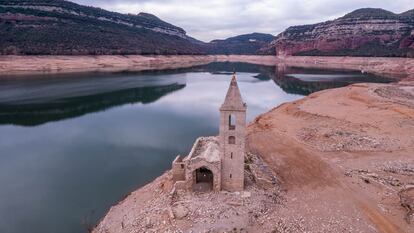 Fotografía aérea tomada por un dron que sobrevuela las antiguas ruinas de la iglesia del embalse de Sau, que ha emergido debido a la grave sequía que sufre la región de Cataluña y los niveles más bajos de la reserva de agua.