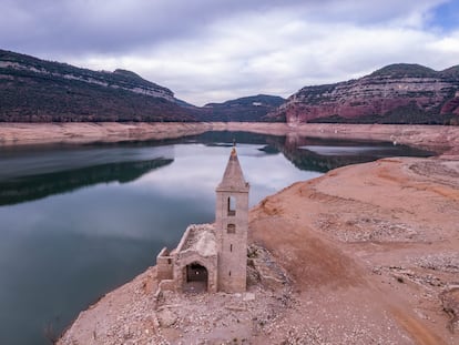 Fotografía aérea tomada por un dron que sobrevuela las antiguas ruinas de la iglesia del embalse de Sau, que ha emergido debido a la grave sequía que sufre la región de Cataluña y los niveles más bajos de la reserva de agua.