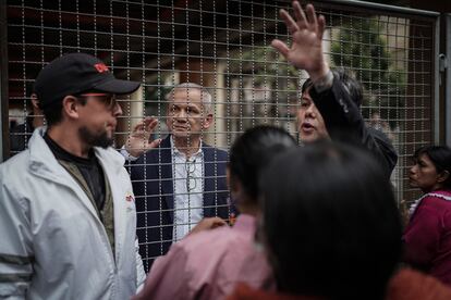El director del Departamento Administrativo de la Presidencia (Dapre), Carlos Ramón González, intenta infructuosamente mediar con los manifestantes que bloquean el Palacio de Justicia.