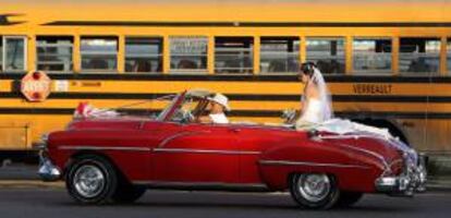 Una pareja de recién casados viaja en un viejo auto descapotable en La Habana (Cuba). EFE/Archivo