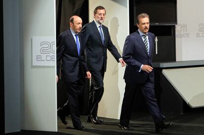 Rubalcaba y Rajoy, acompañados del moderador Manuel Campo Vidal, entran en el plató donde se celebra el debate.