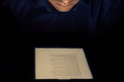 Un lector con un 'ebook'.