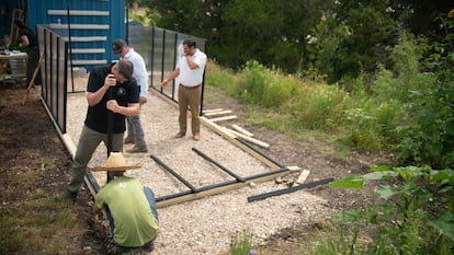 Arquitectos, ingenieros y albañiles trabajan en equipo en una construcción.