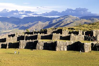 Como ocurre con otras ciudadelas incas, como el santuario de Machu Picchu, quedan preguntas sin respuesta en torno a la construcción de las murallas de Sacsayhuaman, elevadas sobre una colina al norte de Cuzco, a unos 3.700 metros de altitud. Vestigio de una fortaleza con una extensión (se estima) cuatro veces mayor, los bloques que componen estos muros pétreos asombran por su volumen (hasta nueve metros de alto y 125 toneladas de peso), su liso acabado y, especialmente, su perfecto encaje, componiendo un maravilloso puzle de piedra. Se cree que el complejo, de origen militar, fue levantado entre los siglos XIV y XV. Más información: <a href="https://www.peru.travel/es-es/que-hacer/milenario/parque-arqueologico-sacsayhuaman.aspx" target="_blank">peru.travel</a>