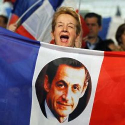 Una seguidora de Nicolas Sarkozy, en un acto de campaña en Villepinte, al norte de París, el 11 de marzo de 2012.