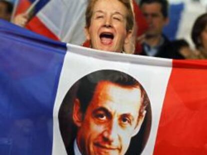 Una seguidora de Nicolas Sarkozy, en un acto de campaña en Villepinte, al norte de París, el 11 de marzo de 2012.