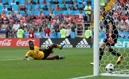 Michy Batshuayi marca el quinto gol del equipo belga.