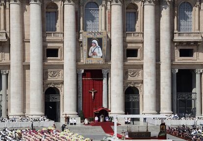 El papa Francesc ha proclamat santa la Madre Teresa de Calcuta davant milers de fidels congregats a la pla?a de Sant Pere.