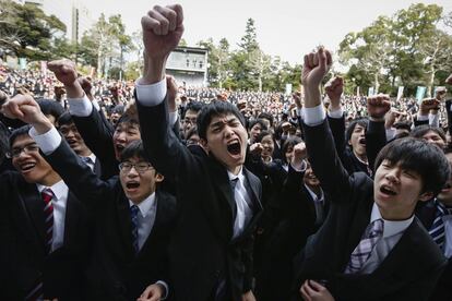 Estudiantes celebran durante una feria de oportunidades laborales en el centro de Tokio (Japn). Cerca de 1.500 estudiantes de secundaria han asistido a esta feria para tantear las ofertas de empleo de cara a su salida al mercado laboral.