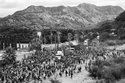 Avalancha de migrantes hondureños a su pas por Vado Hondo, en Guatemala.