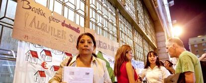 Rocío Pérez ante la sucursal del banco en la plaza de Celenque.