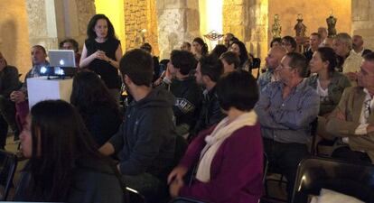 Isabel Muñoz imparte una conferencia en el Espai d’art fotogràfic, de Valencia.