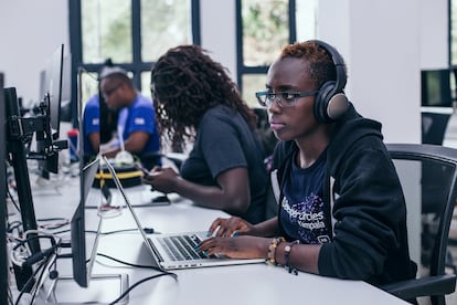Un programador informático de la empresa Andela, socia de Caspar Coding, en Nairobi, Kenia.