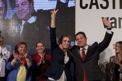 El candidato del PSOE a la presidencia de Castilla La Mancha, Emiliano Garcia Page, celebra su victoria en las elecciones de hoy. EFE/Ignacio López