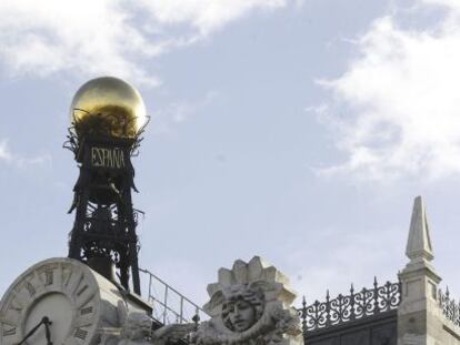 Reloj en la fachada de la sede del Banco de España, en la Plaza de Cibeles en Madrid. EFE/Archivo