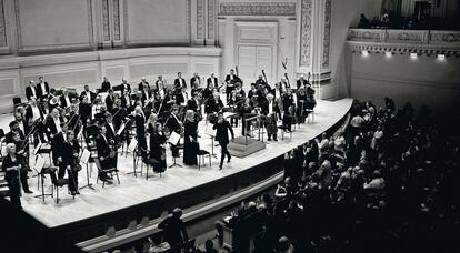 Pablo Heras-Casadp saluda al público del Carnegie Hall, donde dirigió el pasado mes de octubre a la orquesta de St. Luke's.