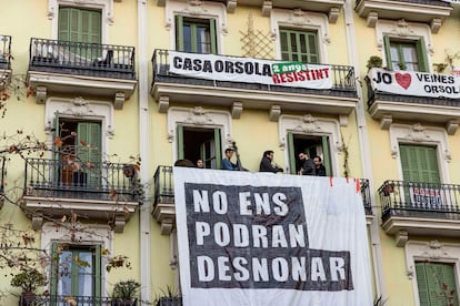 Músics toquen des del balcó de Casa Orsola