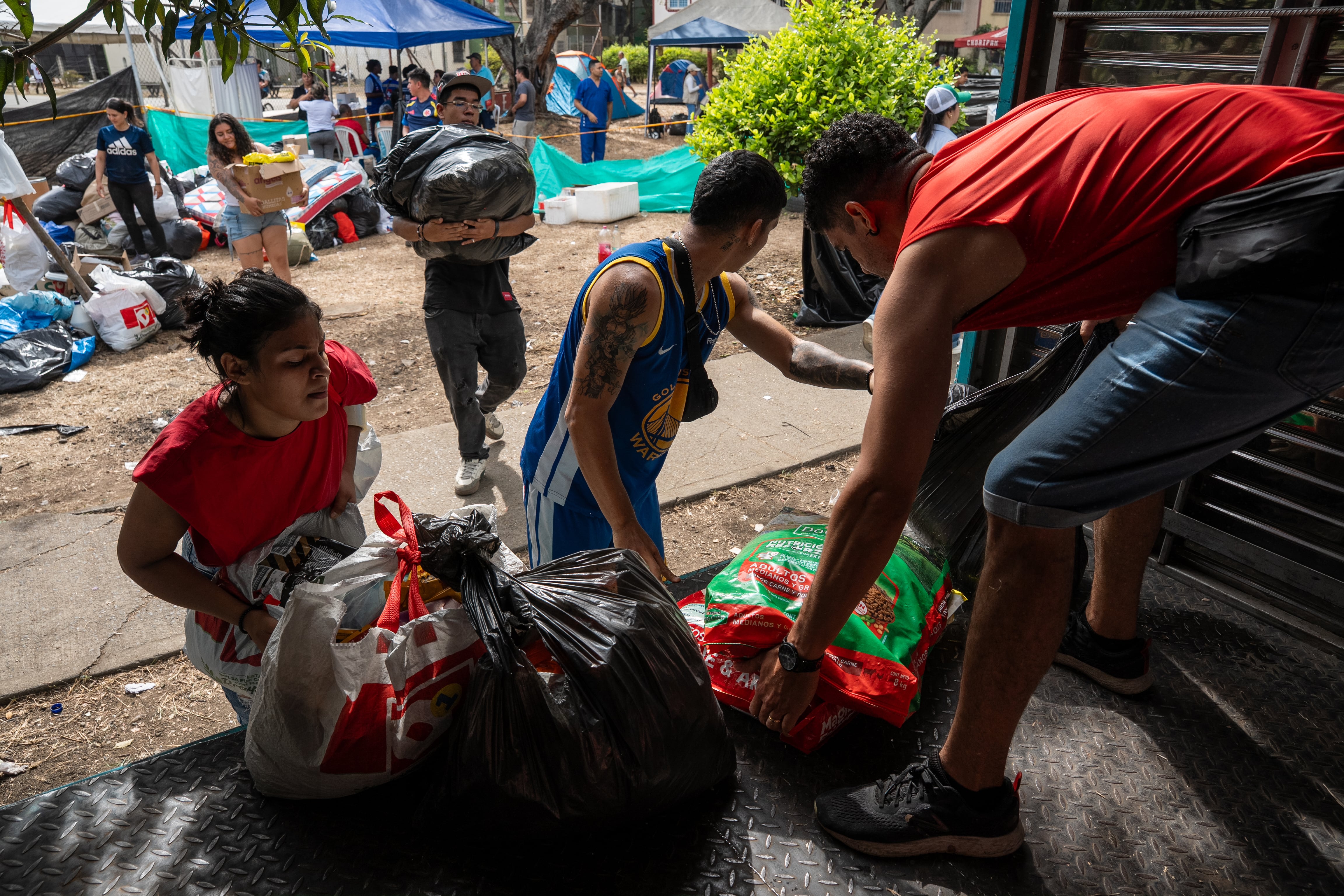 Voluntarios cargan insumos en el albergue este miércoles.