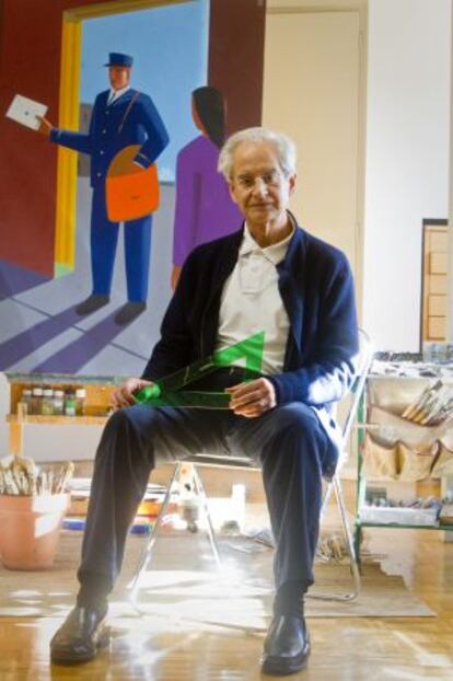 Andrés Rábago, 'El Roto', ante una de sus pinturas.
