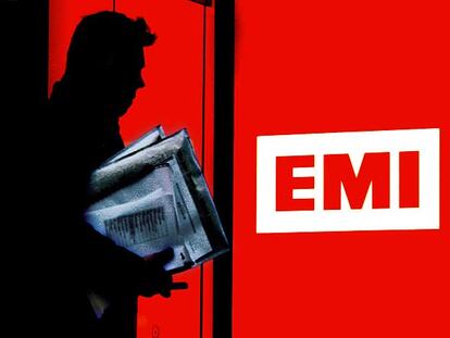 Un hombre, retratado a su salida de la sede londinense de EMI.