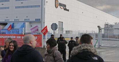 Protestas frente al almacén de Amazon en San Fernando de Henares, Madrid.