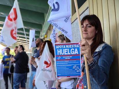 Trabajadores de Ryanair en huelga, el viernes en Barajas.