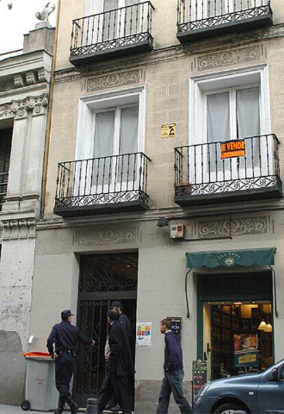 Un agente vigila el gabinete jurídico Sánchez Zubizarreta-Soriano Zurita, en Madrid, registrado en la operación.