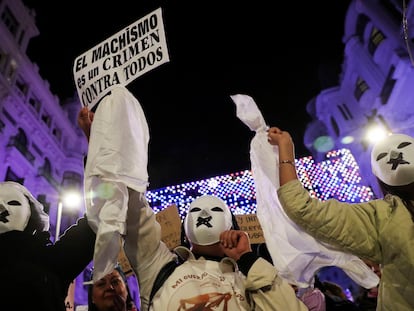 Participantes en una manifestación en el Día Internacional para la eliminación de la violencia contra las mujeres, en Madrid en 2022.