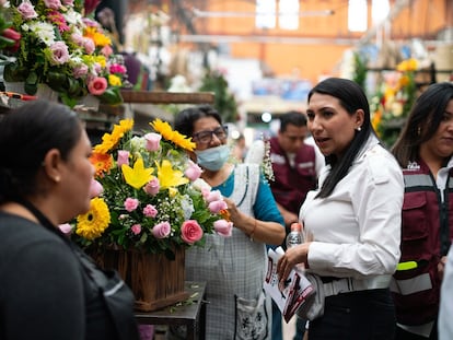 Gisela Gaytán, horas antes de ser asesinada, en el Mercado Morelos de Celaya, el 1 de abril.