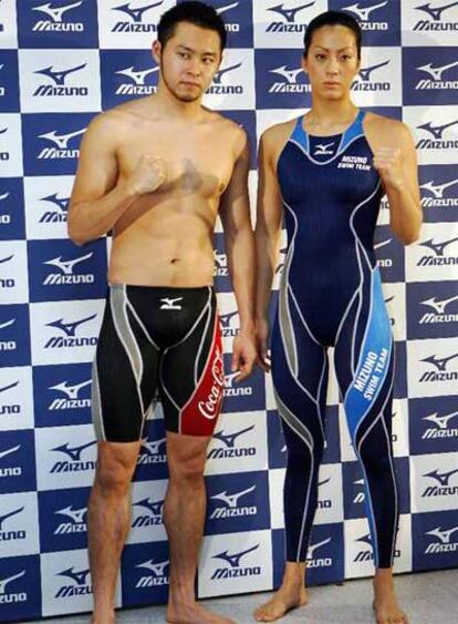 Los nadadores Kosuke Kitajima y Aya Terakawa posan con los nuevos trajes de baño