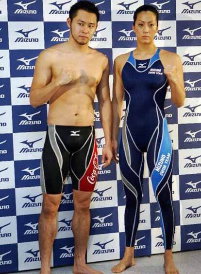 Los nadadores Kosuke Kitajima  y Aya Terakawa posan con los nuevos trajes de baño