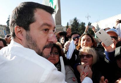 Matteo Salvini, ministro del Interior de Italia y líder de la Liga Norte, atiende hace unos días a sus seguidores en Roma.