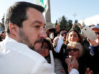 Matteo Salvini, ministro del Interior de Italia y líder de la Liga Norte, atiende hace unos días a sus seguidores en Roma.