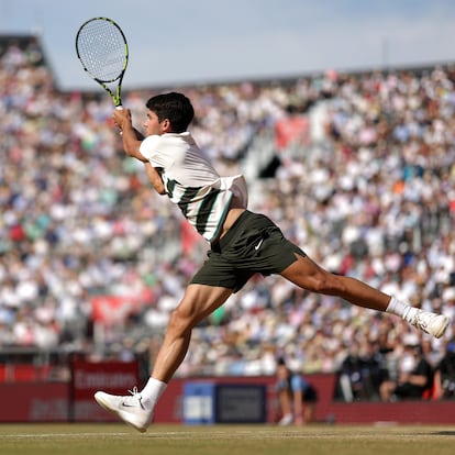 LONDON, ENGLAND - JUNE 20: Carlos Alcaraz of Spain plays a backhand against Arthur Rinderknech of France during the Men's Singles Quarter Final match on Day Twelve of the 2025 HSBC Championships at The Queen's Club on June 20, 2025 in London, England. (Photo by Julian Finney/Getty Images)