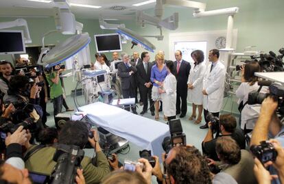 La presidenta y sus acompañantes reciben explicaciones sobre el funcionamiento de un quirófano del nuevo hospital.