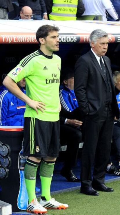 Casillas y Ancelotti, en un partido en el Bernabéu.