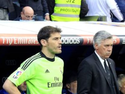 Casillas y Ancelotti, en un partido en el Bernabéu.