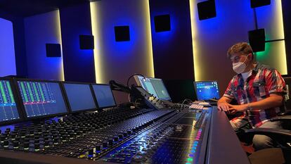 El músico y mezclador de sonido Mikel Fernández Krutzaga en una demo en el estudio de grabación Best Digital (Madrid).