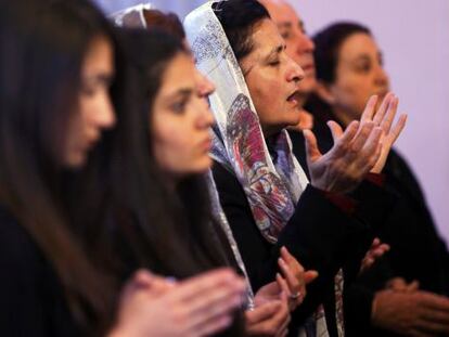 Una dona resa en una missa en record de les víctimes de la matança d'armenis, a l'església Surp Asdvadzadzin d'Istanbul.