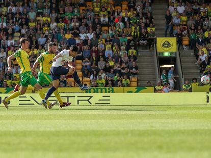 Son Heung-Min, del Tottenham, marca en un partido de la Premier ante el Norwich City en Carrow Road.